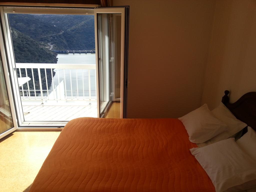 Pensao Vista Bela Hotel Miranda do Douro Bilik gambar