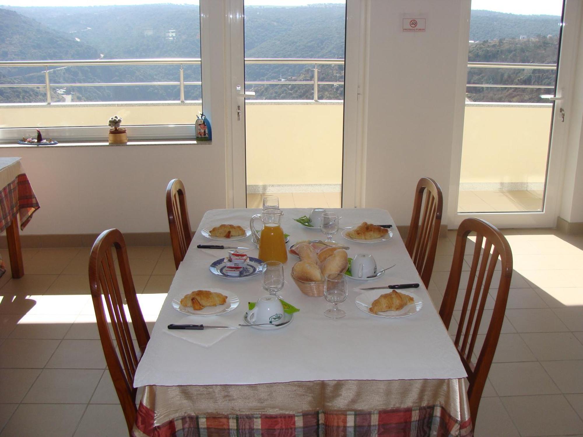Pensao Vista Bela Hotel Miranda do Douro Luaran gambar